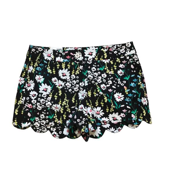 Crown & Ivy Shorts Womens Scalloped Black Floral Size 6 Shelby new with tag - Picture 1 of 8